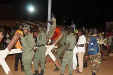 Franciaország visszahívja a nagykövetét és kivonja a katonáit Nigerből