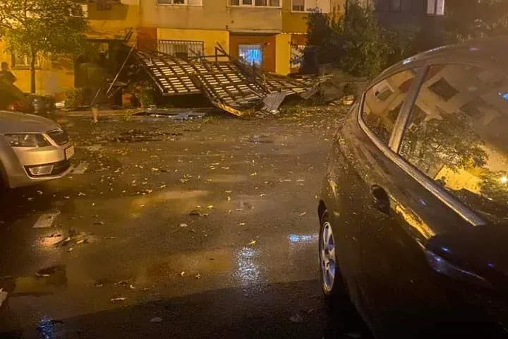 Nagy vihar volt Románia déli részén: tetőket sodort le a szél, autókat vitt el az áradás