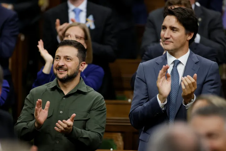 Zelenszkij és Trudeau a kanadai parlamentben Anthony Rota beszéde alatt Fotó: Blair Gable / Reuters