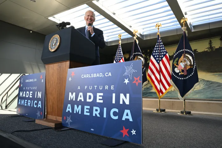 Joe Biden amerikai elnök a CHIPS Act törvényről beszél a ViaSat technológiai vállalatnál a kaliforniai Carlsbadban, 2022. november 4-én – Fotó: Saul Loeb / AFP
