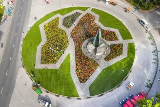 Az egyesülés 150. évfordulójának alkalmából Budapestet formázza a margitszigeti emlékmű virágágyása