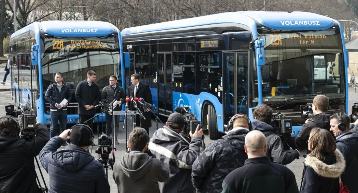 Az új agglomerációs buszok átadása 2022. március 19-én – Fotó: Szigetváry Zsolt / MTI