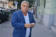 Orbán Viktor elővett egy adag készpénzt, majd szótlanul besétált egy IX. kerületi házba