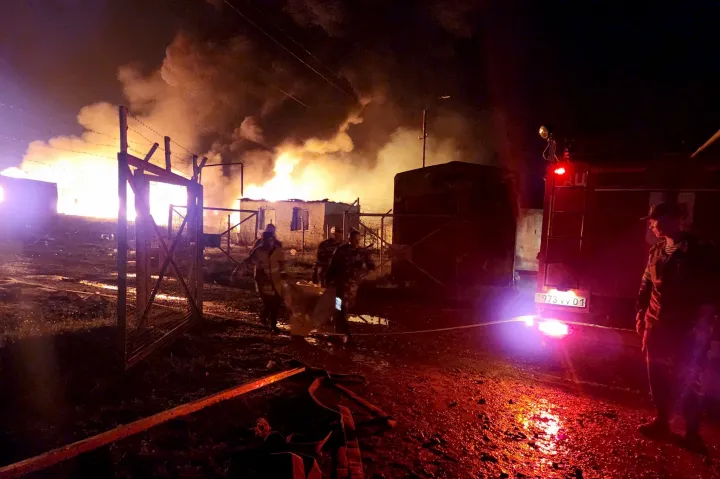 Egy üzemanyagraktárban keletkezett tűz a hegyi-karabahi Sztepanakert közelében 2023. szeptember 25-én – Fotó: Handout / Nagorno-Karabakh Human Rights Ombudsman / AFP