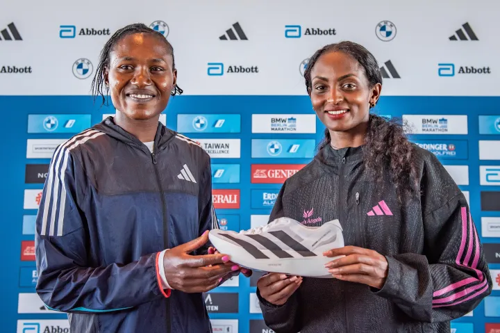A Berlin Maraton győztese, Tigst Assefa (jobbra) mellett a második Sheila Chepkirui is az Adidas új cipőjét viselte – Fotó: Luciano Lima / Getty Images 