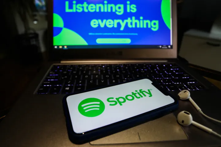Klónozni fogja a podcasterek hangját a Spotify, így más nyelvekre tudják lefordítani a műsorokat