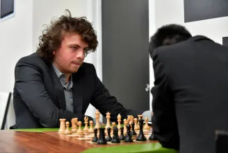 Az amerikai sakknagymester ismét tagadta, hogy rezgő análgyöngyökkel csalt volna, amikor legyőzte a világbajnokot