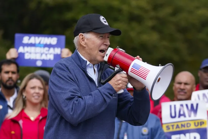 Joe Biden amerikai elnök a United Auto Workers (UAW) amerikai járműipari szakszervezet sztrájkoló tagjaihoz beszél 2023. szeptember 26-án – Fotó: Evan Vucci / AP / MTI