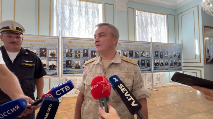 Viktor Szokolov nyilatkozik a sajtónak Szevasztopolban egy 2023. szeptember 27-én közzétett videón – Fotó: Russian Black Sea Fleet / Reuters