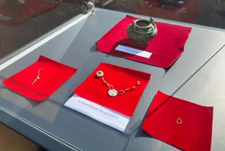 Ókori aranyékszereket találtak a gyulafehérvári temetőben, ahol kotrógép tört össze egy szarkofágot