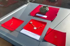 Ókori aranyékszereket találtak a gyulafehérvári temetőben, ahol kotrógép tört össze egy szarkofágot