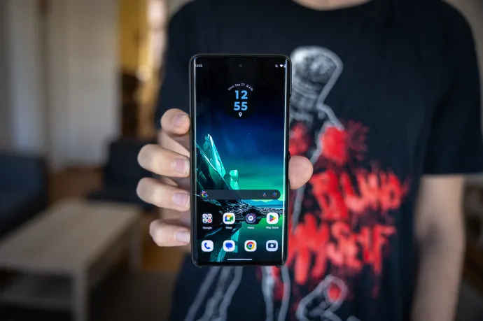 Váratlanul erős kihívóval érkezett meg a Motorola a 150 ezres mobilok küzdelmébe