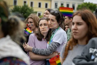 Román szenátorok a melegházasság elismertetéséről: az EU-nak a kulturális különbségeket is figyelembe kellene vennie