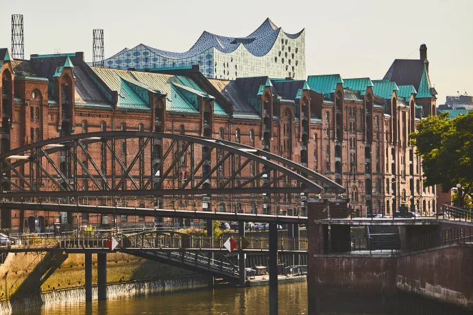 Százesztendős raktárak, háttérben az Elbphilharmonie. Fotó: Julia Schwendner / Mediaserver Hamburg / ThisIsJulia Photography