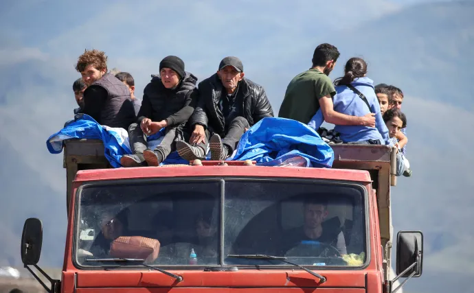 Hegyi-Karabahból érkező menekültek egy teherautón az örményországi Kornidzor faluba való megérkezésük után 2023. szeptember 27-én – Fotó:Irakli Gedenidze / Reuters