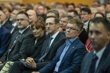 Összezárt az olló, de hogyan megy tovább az MNB?