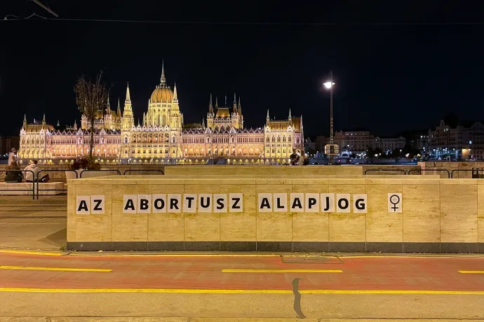 Biztonságos abortuszt követelnek a Budapestet kiplakátoló nők