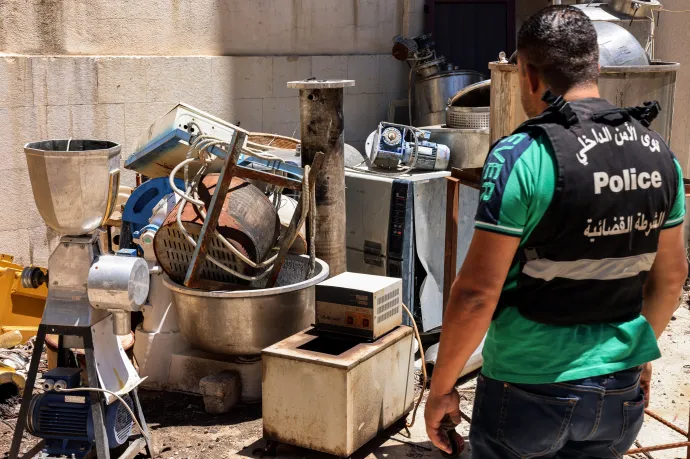 Libanoni igazságügyi tisztviselő a libanoni Bekaa-völgy középső részén fekvő Zahle városának rendőrkapitányságán ellenőrzi a lefoglalt, szíriai kereskedelemre szánt captagontablettákat gyártó eszközöket 2022. július 21-én – Fotó: Joseph Eid / AFP