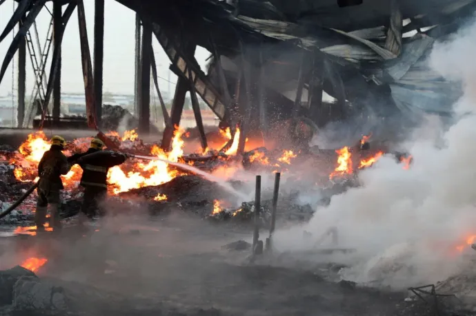 Tűzoltók oltják a tüzet a helyszínen – Fotó: Uzbek Government / Reuters