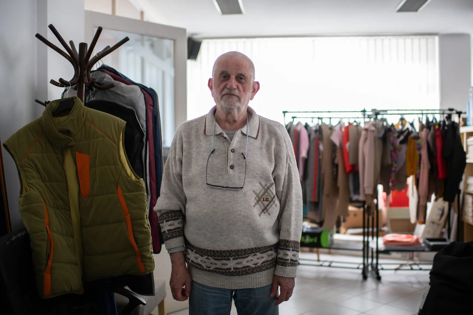Angyal Károly, a budapesti Art’Angyal Varroda igazgatója az általuk készített ruhák között – Fotó: Bődey János / Telex
