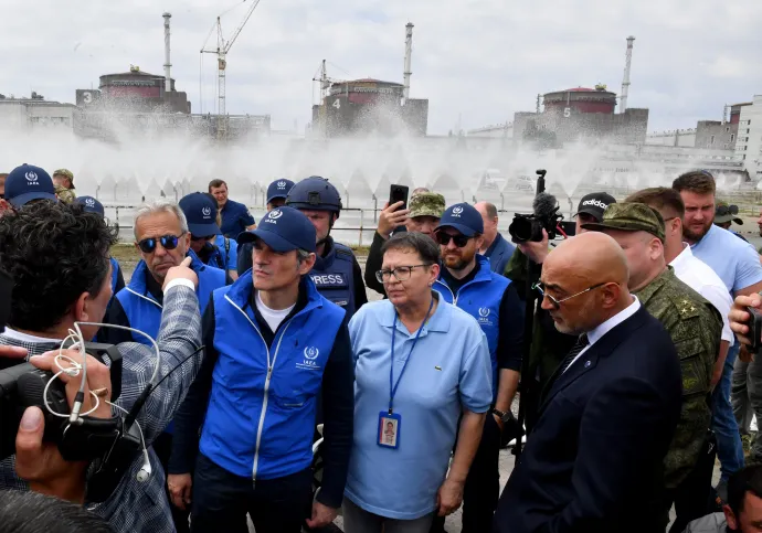 Rafael Grossi a NAÜ vezetője és az ügynökség küldöttsége a zaporizzsjai atomerőműben 2023. június 15-én – Fotó: Olga Maltseva / AFP