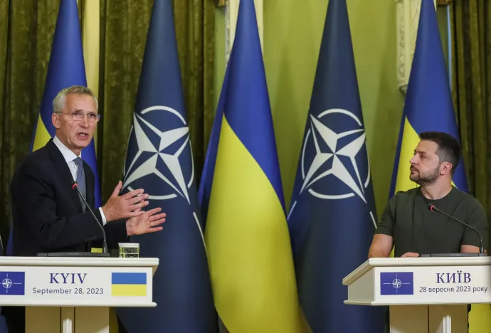 Volodimir Zelenszkij ukrán elnök és Jens Stoltenberg NATO-főtitkár közös sajtótájékoztatója Kijevben – Fotó: Gleb Garanich / Reuters 