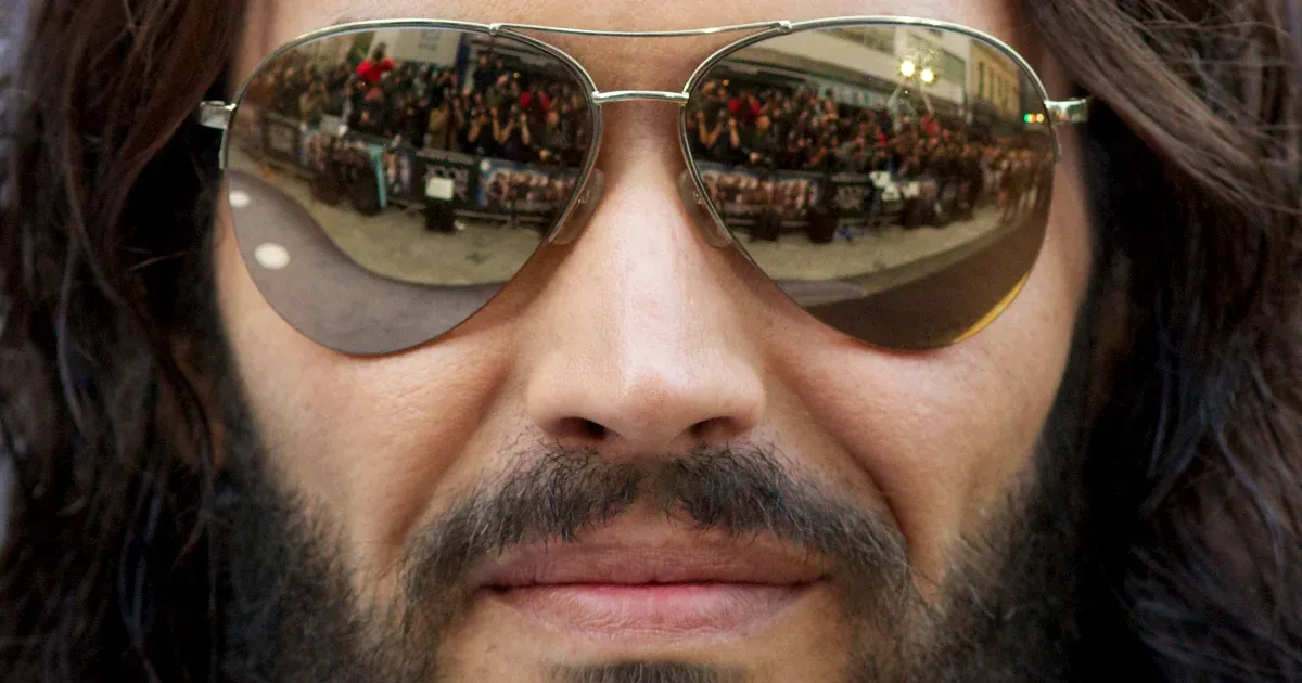 Imádok kúrni – Russell Brand útja a szexuális zaklatás mocsarába