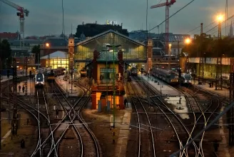 Feszültségkimaradás miatt egy időre leállt a vasúti közlekedés a Nyugati pályaudvaron