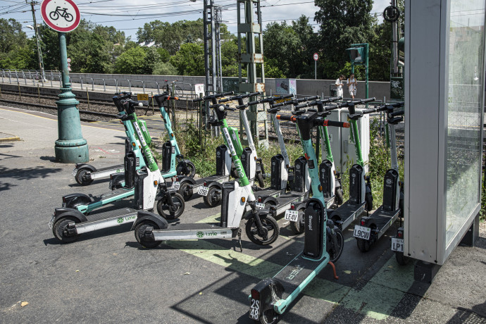 Az óbudai Szentlélek téri HÉV-megállóban kettő e-roller oarkolhatna. Fotó: MTVA/Róka László