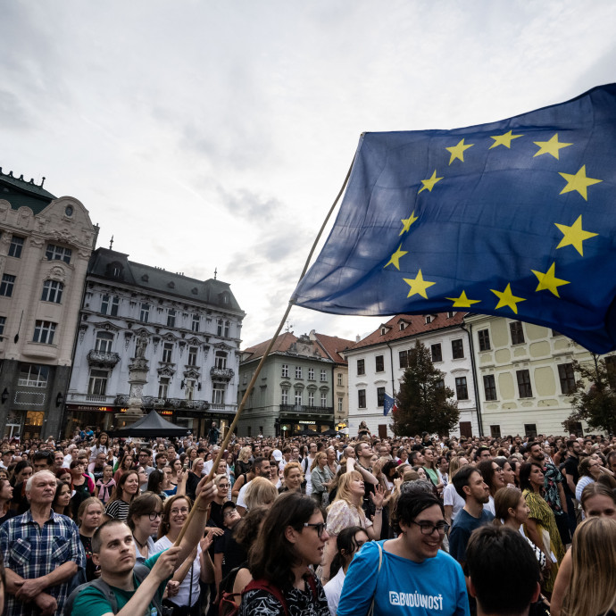 A végén még le is győzheti Ficót a szlovák „Momentum”, de Szlovákia sorsát az dönti el, kiknek nem sikerül bejutnia a parlamentbe