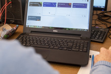 A verseny hiánya miatt drágulnak túlzottan a internet- és telefondíjak a jegybank szerint