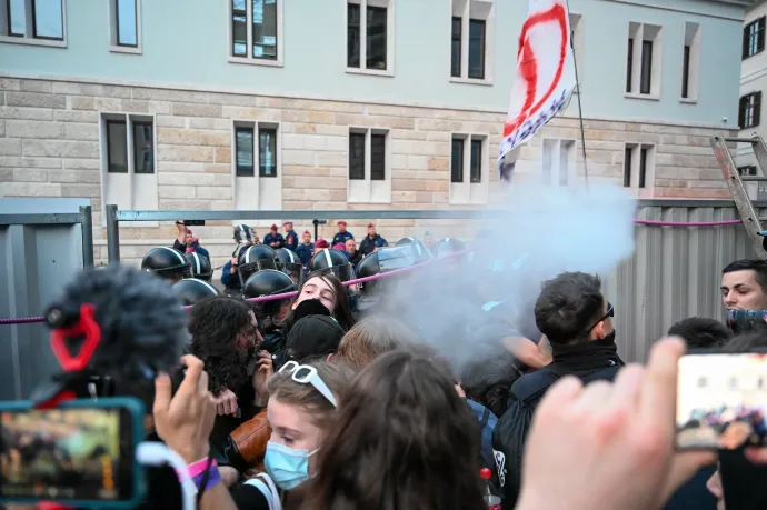 Rendőrök könnygázt fújnak a tüntetőkre a Karmelita elé emelt kordonnál 2023. május 3-án – Fotó: Melegh Noémi Napsugár / Telex