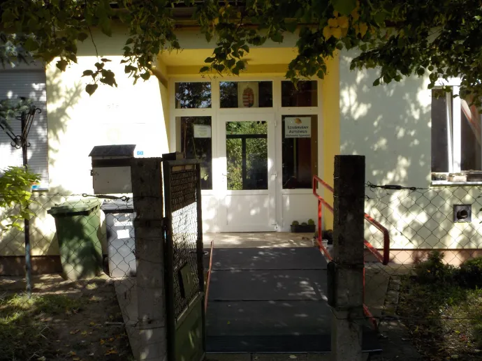 A Szivárvány Egyesület központjának bejárata – Fotó: Móra Ferenc Sándor / Telex