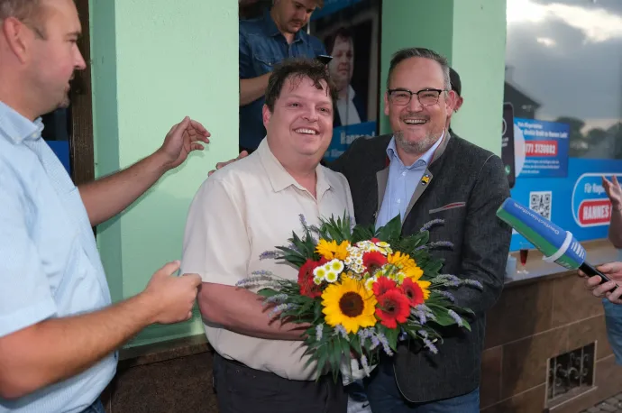 Időközi választáson Hannes Lothot (AfD) választották Raguhn-Jeßnitz új polgármesterévé, 2023. július 2-án, mellette az AfD tartományi alelnöke, Martin Reichardt – Fotó: Sebastian Willnow / AFP