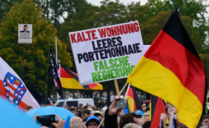 Egy tüntető „Hideg lakás, üres pénztárca, rossz kormány” feliratú plakátot tart a szélsőjobboldali csoportok, köztük az AfD emelkedő árak elleni tüntetésén Berlinben, 2022. október 8-án – Fotó: John MacDougall / AFP