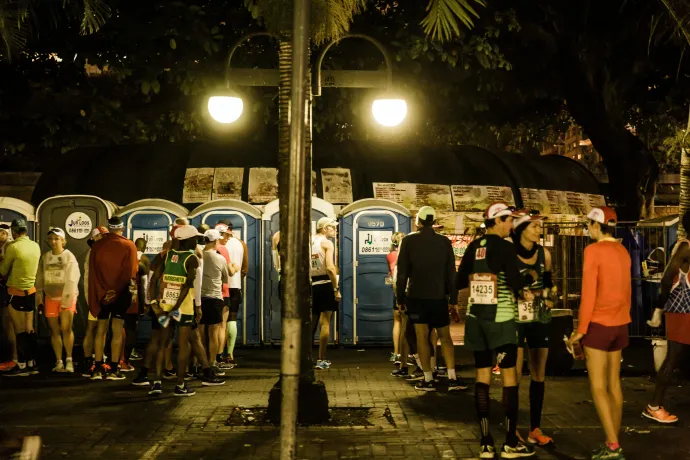 Futók állnak sorban a mobil vécék előtt a 2019-es Comrades Marathonon – Fotó: Rajesh Jantilal / AFP