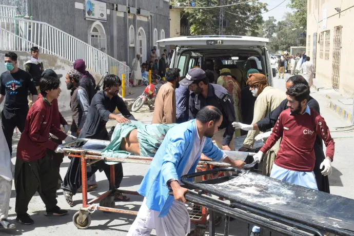 Önkéntesek szállítják a sérülteket a kórházba Quettában – Fotó: AFP