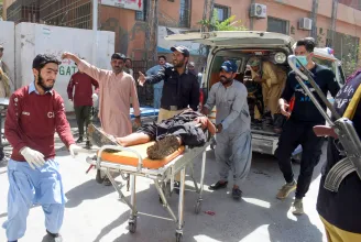 Öngyilkos merénylő robbantott egy vallási ünnepen Pakisztánban, több mint ötvenen meghaltak