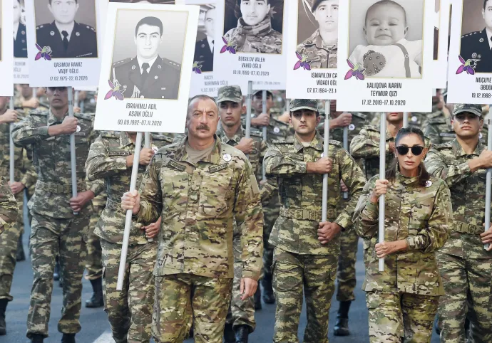 Ilham Aliyev a Hegyi-Karabah régió ellenőrzéséért folytatott harcokban meghaltak emlékére szervezett bakui utcai felvonuláson 2021. szeptember 21-én – Fotó: Handout