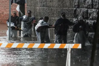 Rendkívüli állapot New Yorkban: elöntött aluljárók, térdig érő víz, akadozó közlekedés