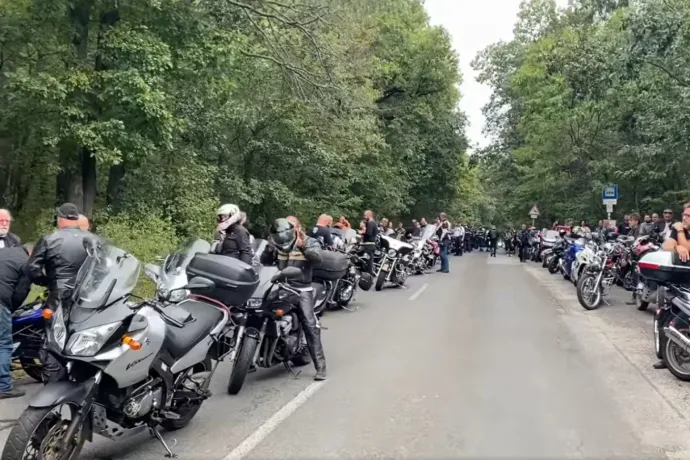 Több ezer motoros vonult át a visegrádi Panoráma úton a kitiltásuk miatt demonstrálva