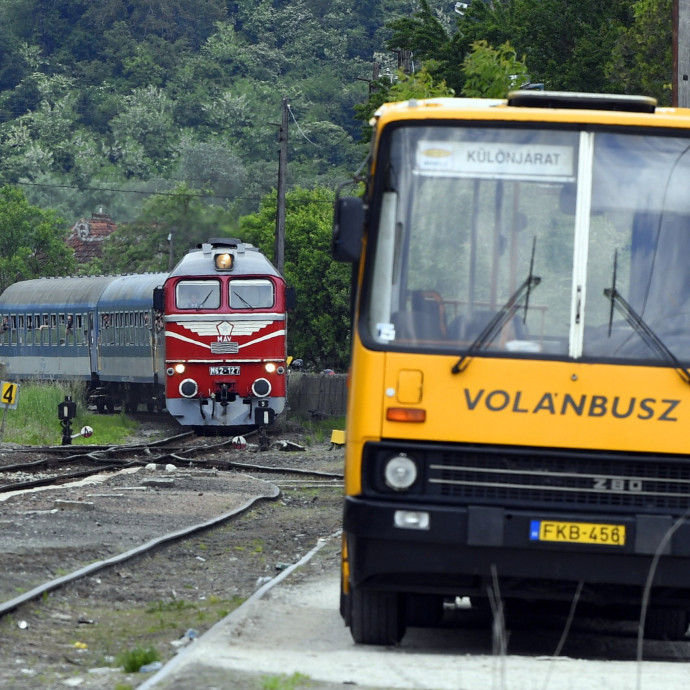 Túlszaladt a költségvetési olló, 90 milliárdot kell kérnie Lázárnak vonatokra és buszokra