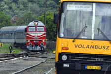 Túlszaladt a költségvetési olló, 90 milliárdot kell kérnie Lázárnak vonatokra és buszokra