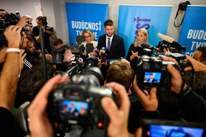Michal Šimečka, a Progresszív Szlovákia elnöke sajtótájékoztatót tart az exit poll felmérés közzététele után 2023. szeptember 30-án – Fotó: Radovan Stoklasa / Reuters