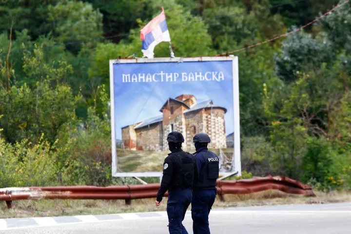 Rendőrök a Bansjka kolostor felé vezető úton, ahol a lövöldözés történt szeptember 24-én – Fotó: Ognen Teofilovski / Reuters