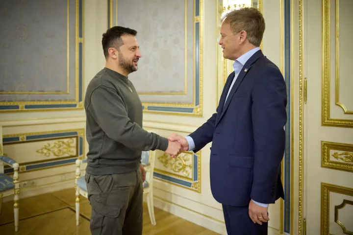 Volodimir Zelenszkij üdvözli Grant Shapps brit védelmi minisztert egy találkozó előtt szeptember 28-án – Fotó: Ukrán elnöki sajtószolgálat / Reuters 