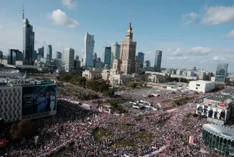 Egymillióan tüntettek a lengyel kormány ellen Varsóban