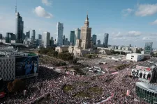 Egymillióan tüntettek a lengyel kormány ellen Varsóban