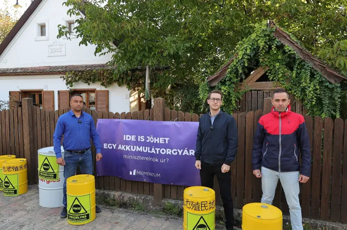 Akkuhulladékot vitt Orbán felcsúti házához a Momentum