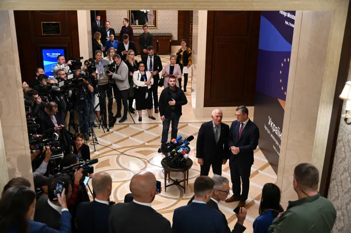 Dmitro Kuleba ukrán külügyminiszter és Josep Borrell, az Európai Unió külügyi vezetője nyilatkozik a sajtónak az EU-Ukrajna külügyminiszteri találkozó előtt – Fotó: Ministry Of Foreign Affairs Of Ukraine / Reuters